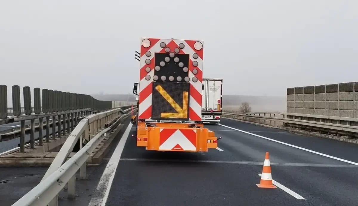 Lucrări de întreținere pe Autostrada A1 Sebeș-Sibiu, echipe de muncitori și utilaje