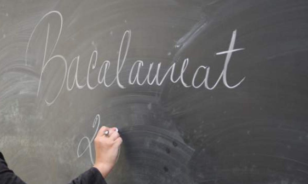 Elevă din Ploiești susținând examenul de Bacalaureat