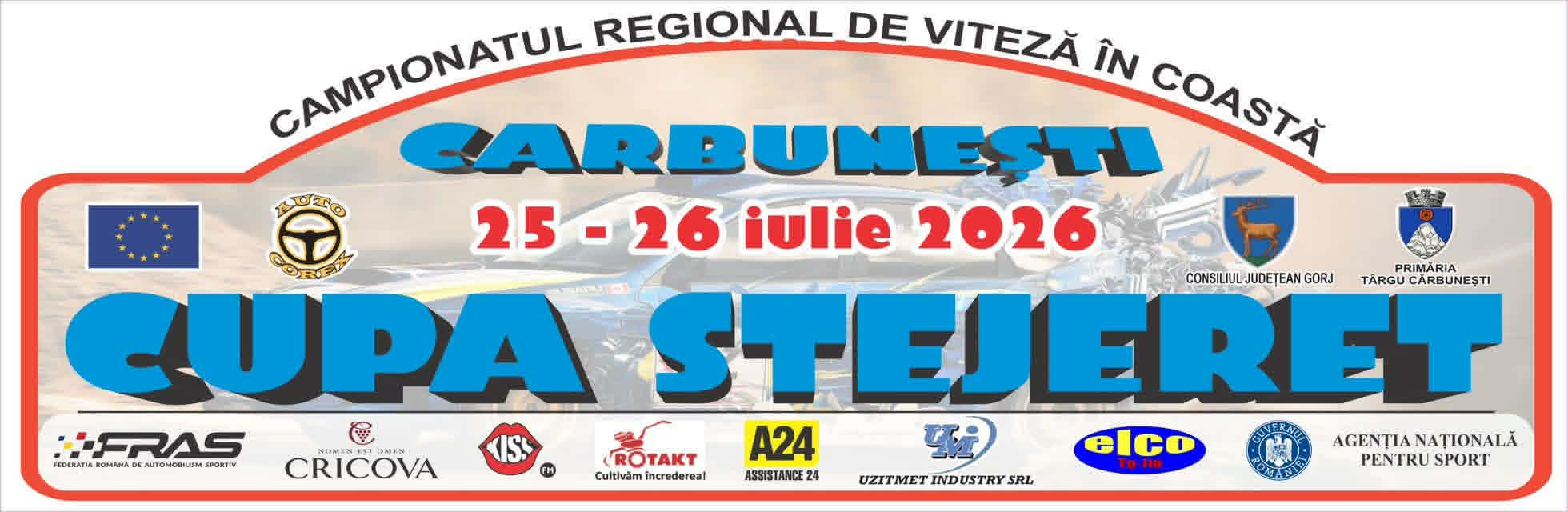 Mașini de curse în competiție pe traseul de viteză în coastă