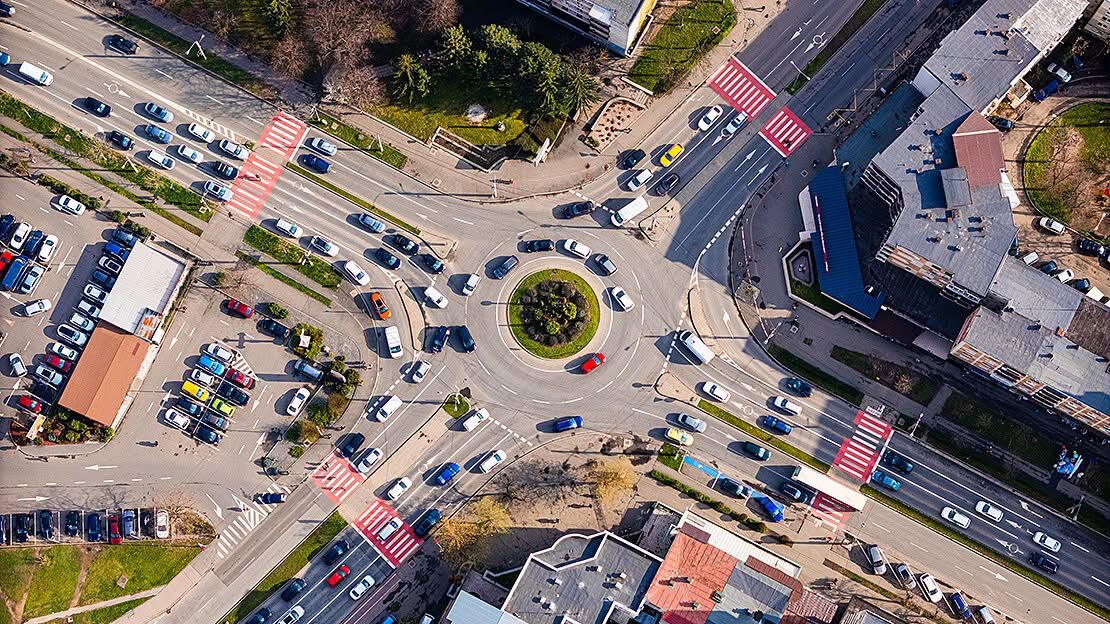 Pasarelă pietonală modernă în construcție în intersecția Crinul, Satu Mare Pasarelă pietonală modernă în construcție în intersecția Crinul, Satu Mare