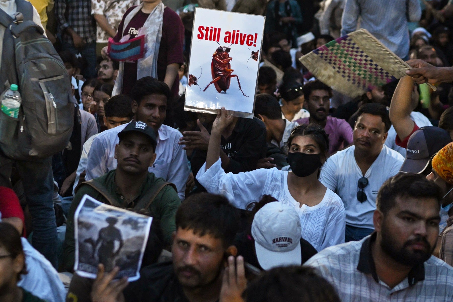 Protest în centrul New Delhi cu tabere și pancarte împotriva ministrului Educației