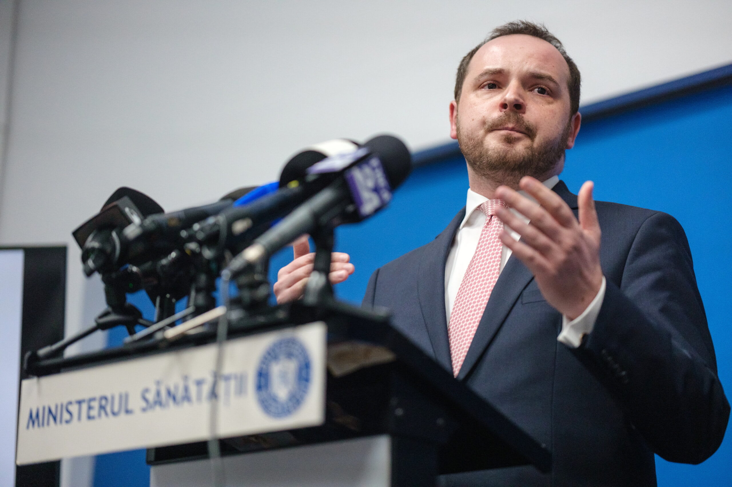 Alexandru Rogobete în discuție cu medici în spital