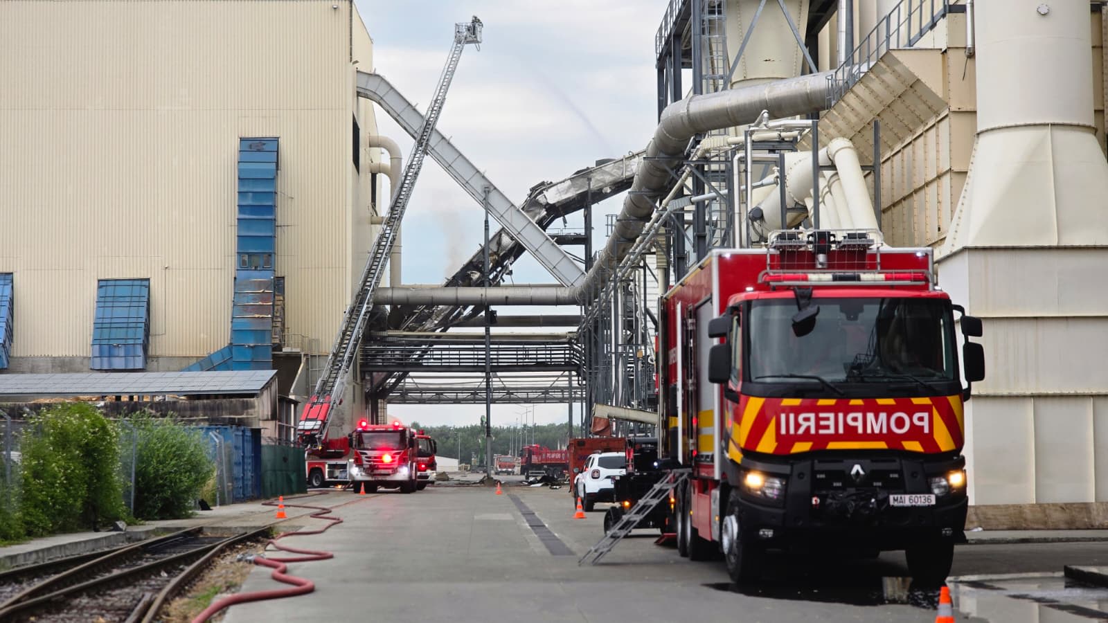 Pompieri în acțiune la incendiul de la Kronospan Brașov