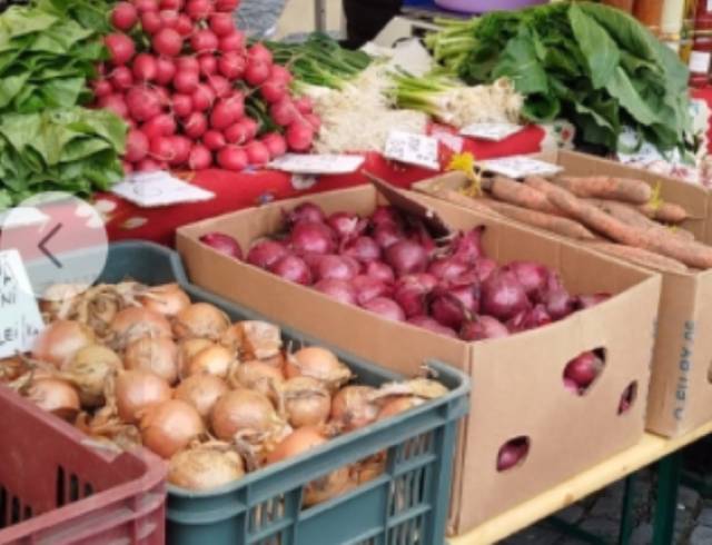 Teren de piață cu standuri de produse proaspete în Răcădău, Brașov