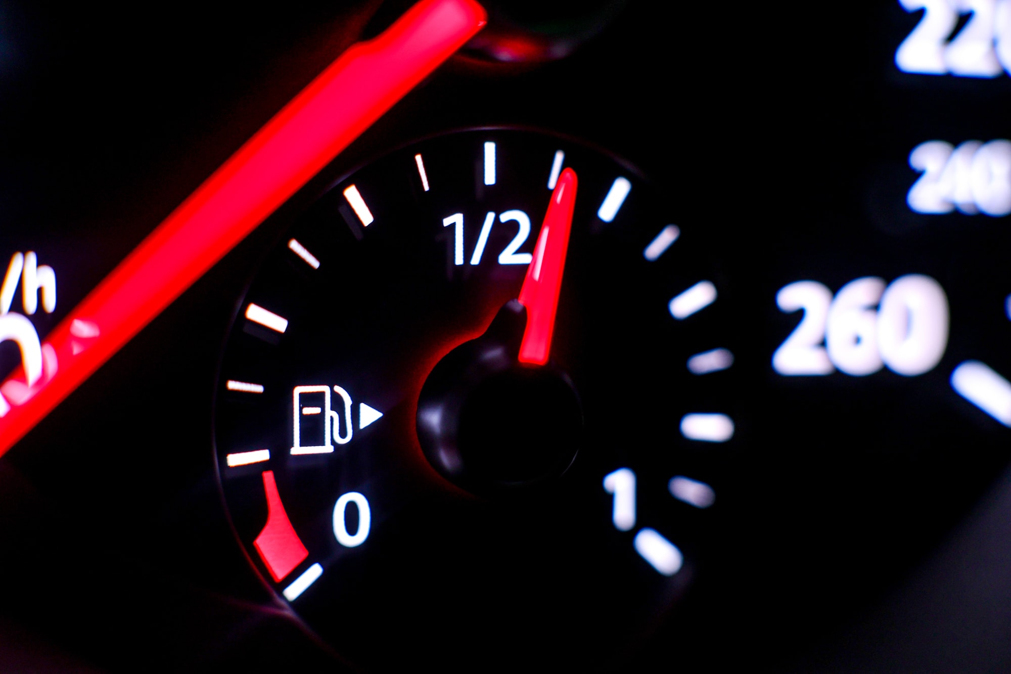Benzinărie cu pompe de carburanți în România, afișe cu prețuri mari Benzinărie cu pompe de carburanți în România, afișe cu prețuri mari