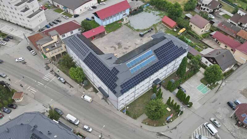 Clădire publică cu panouri fotovoltaice în Vișeu de Sus
