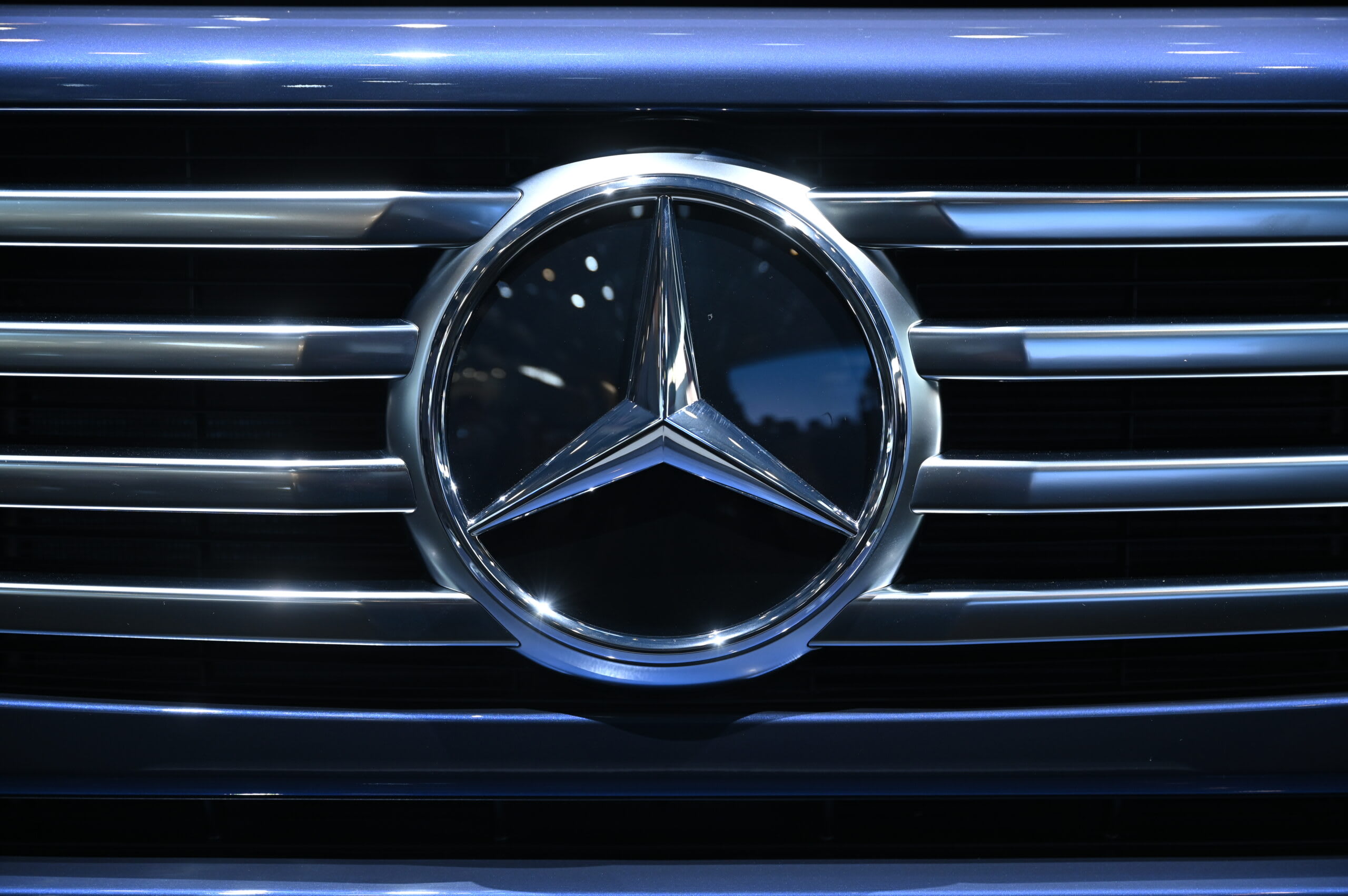 Mașini Mercedes-Benz pe drum în Statele Unite
