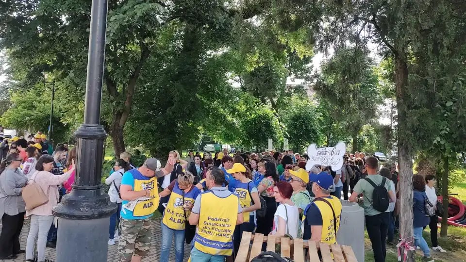 Sindicaliști din învățământ protestează în fața Ministerului Muncii