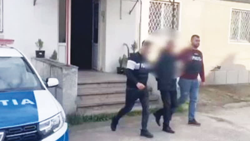 Polițiști în timpul percheziției la domiciliu, descoperind țigarete netimbrate