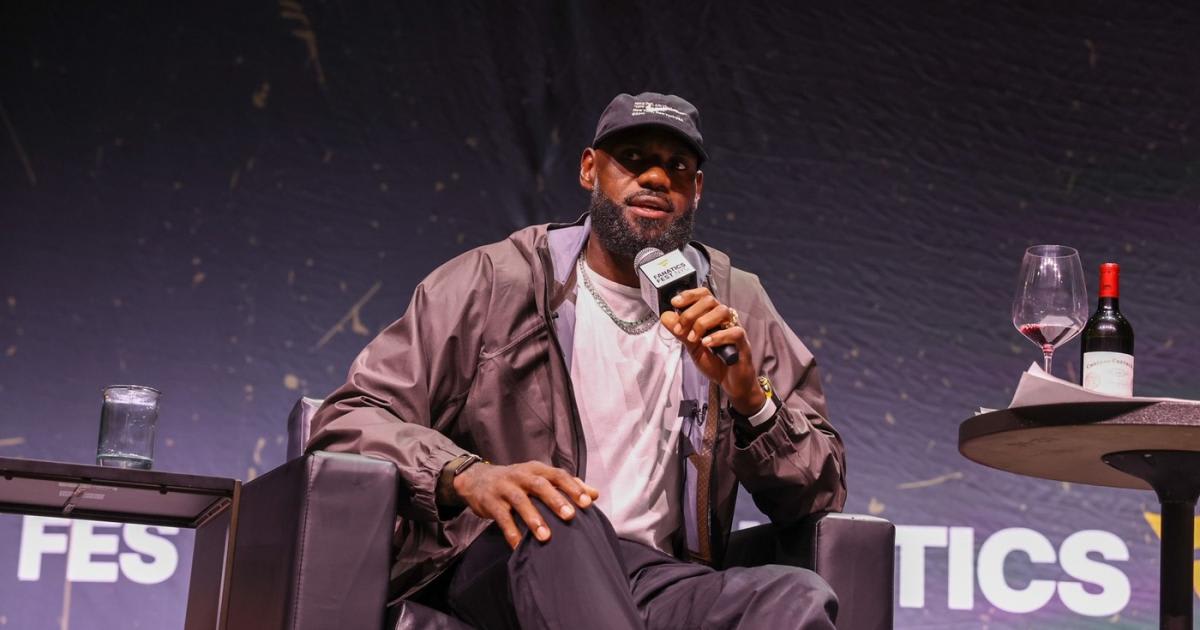 Star NBA LeBron James în acțiune pe teren
