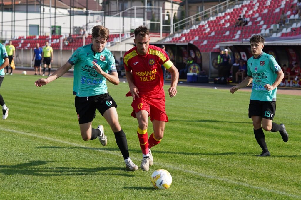 Jucători de fotbal în acțiune pe teren, transferuri, echipe de Liga a III-a Jucători de fotbal în acțiune pe teren, transferuri, echipe de Liga a III-a