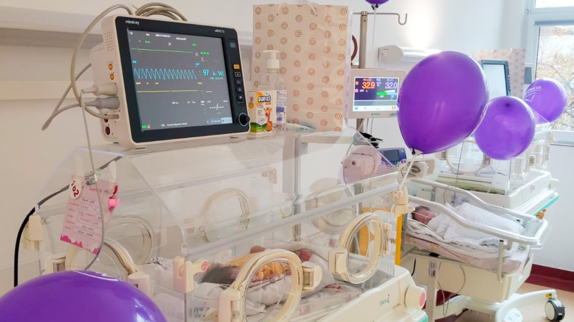 Copil prematur în incubator, monitorizat de medici