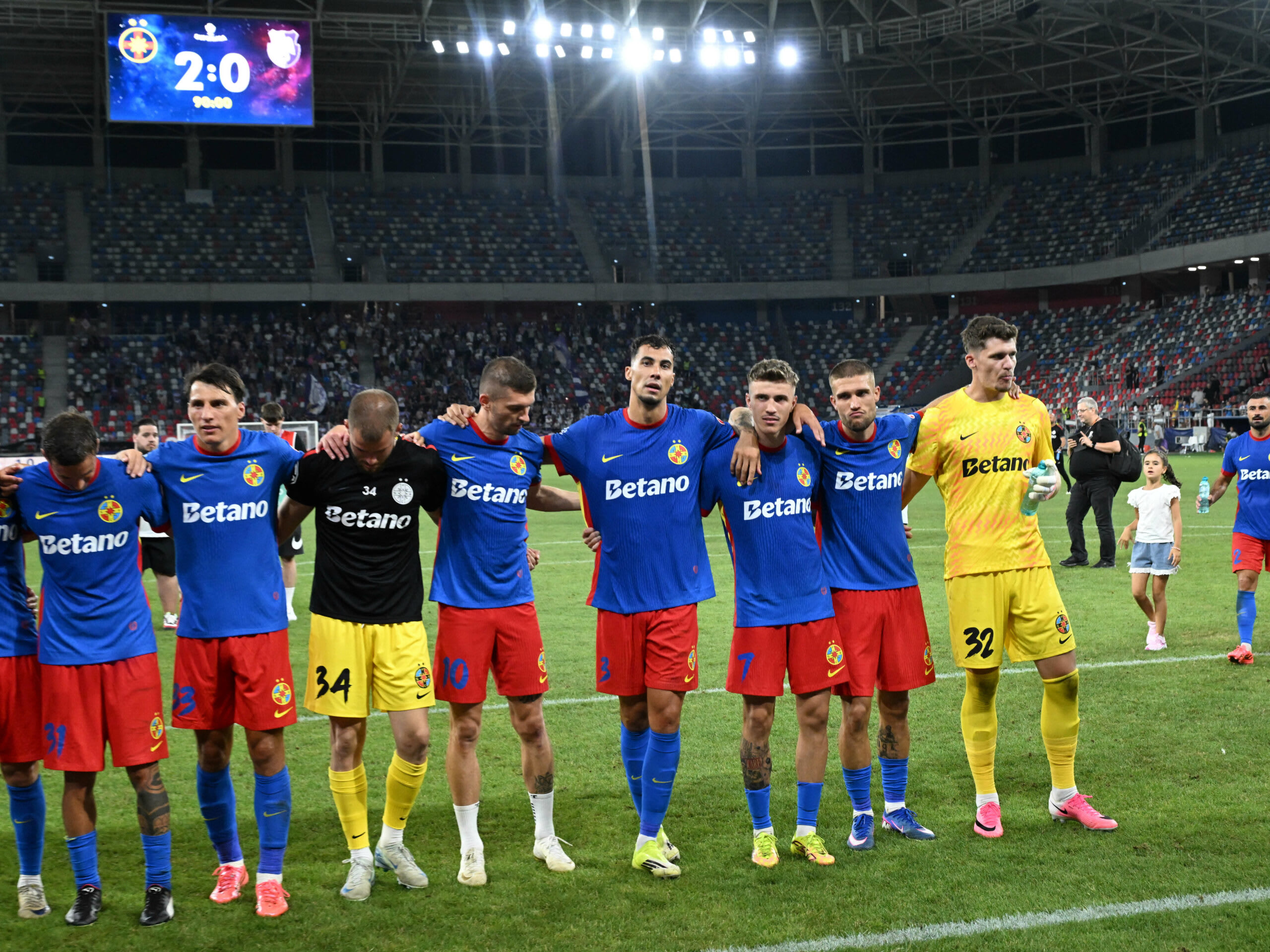 Jucători FCSB pe stadion în timpul antrenamentului