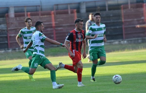 Meci de fotbal între CSM Reșița și ASA Târgu Mureș pe teren propriu