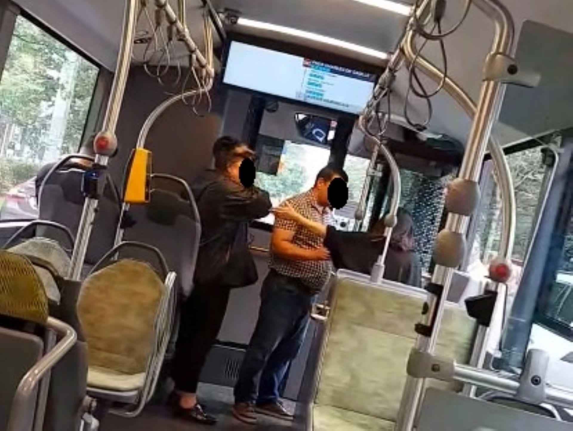 Femeie agresând controloare în autobuzul STB, București