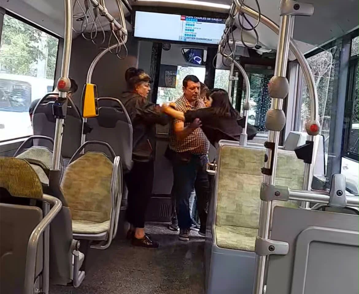 Femeie agresând controloare STB într-un autobuz din București