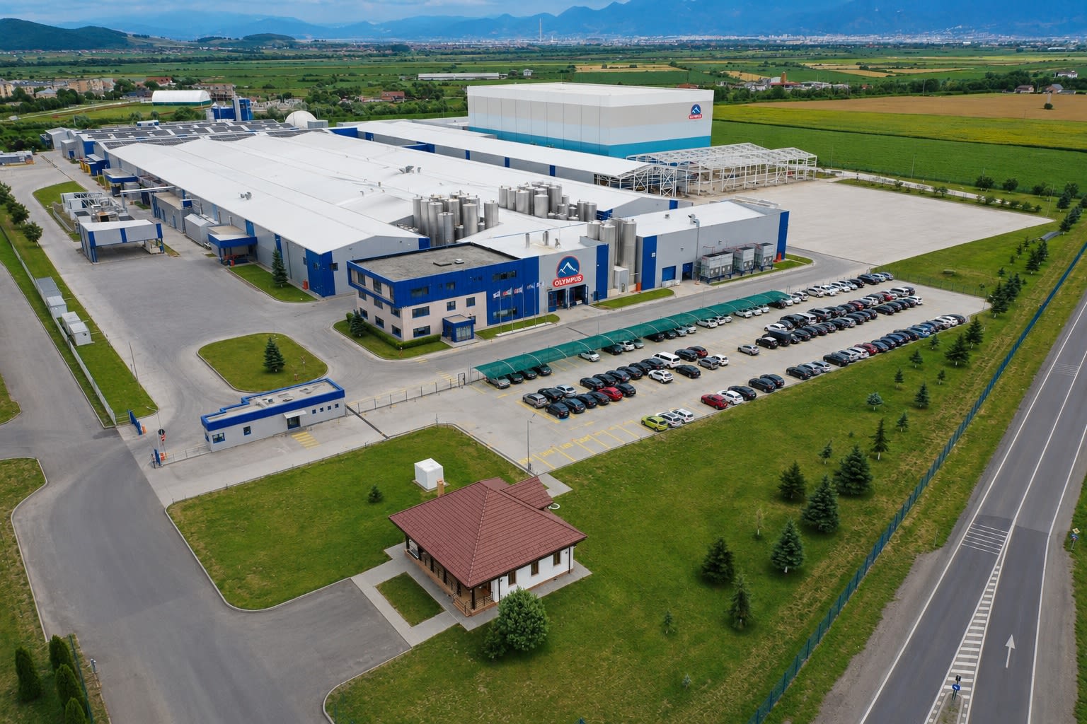 Fermieri locali colectând lapte de la vaci în România