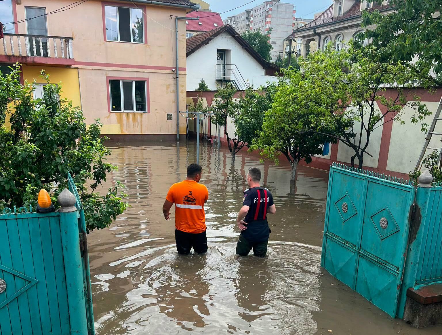 Echipaj de pompieri în acțiune în timpul unei inundații în România