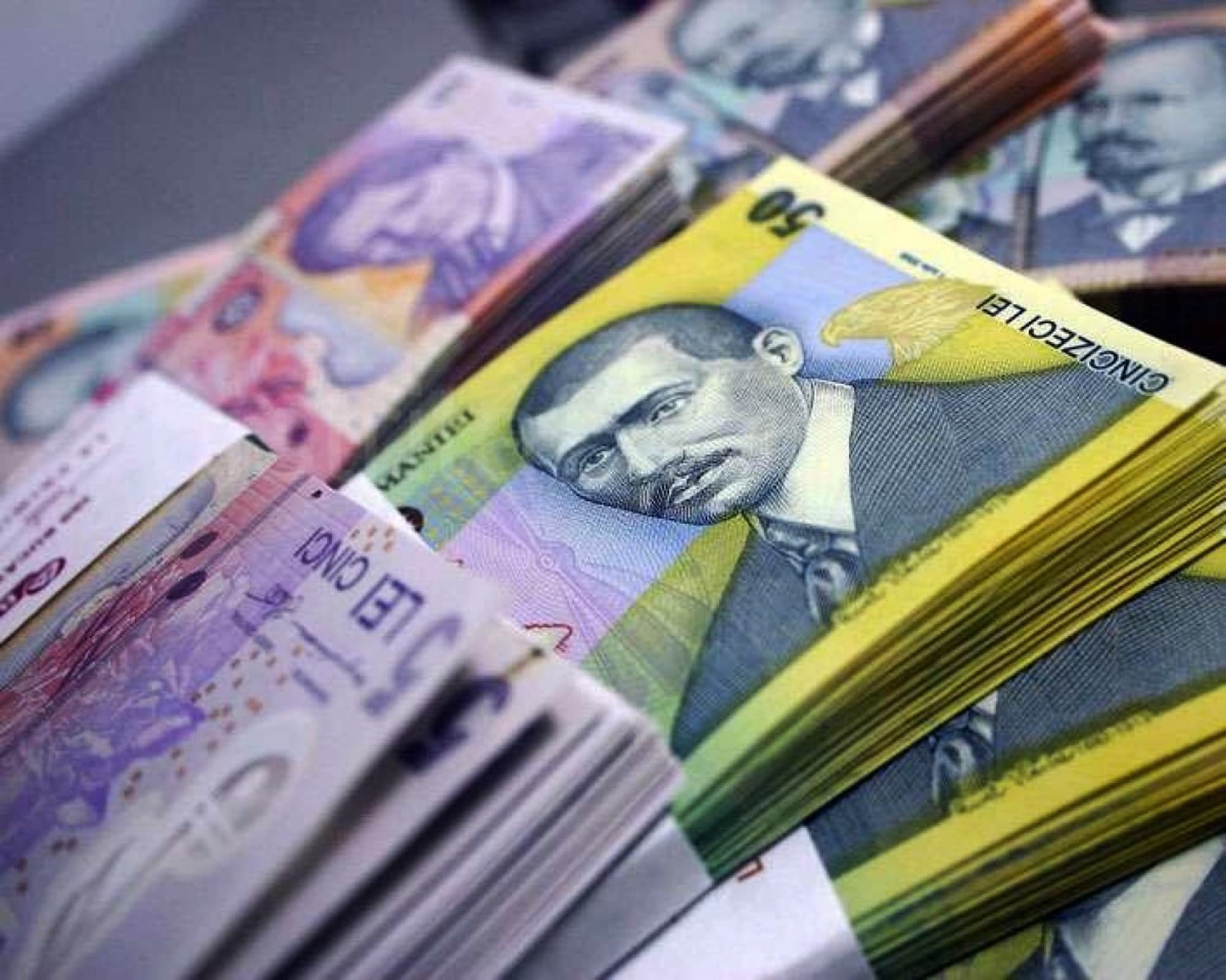 Bănci și oameni în fața unei sucursale bancare din România