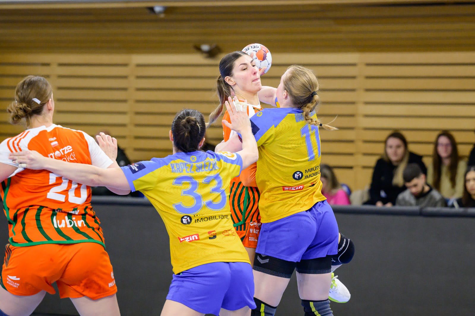 Echipa de handbal Corona Brașov în acțiune pe teren