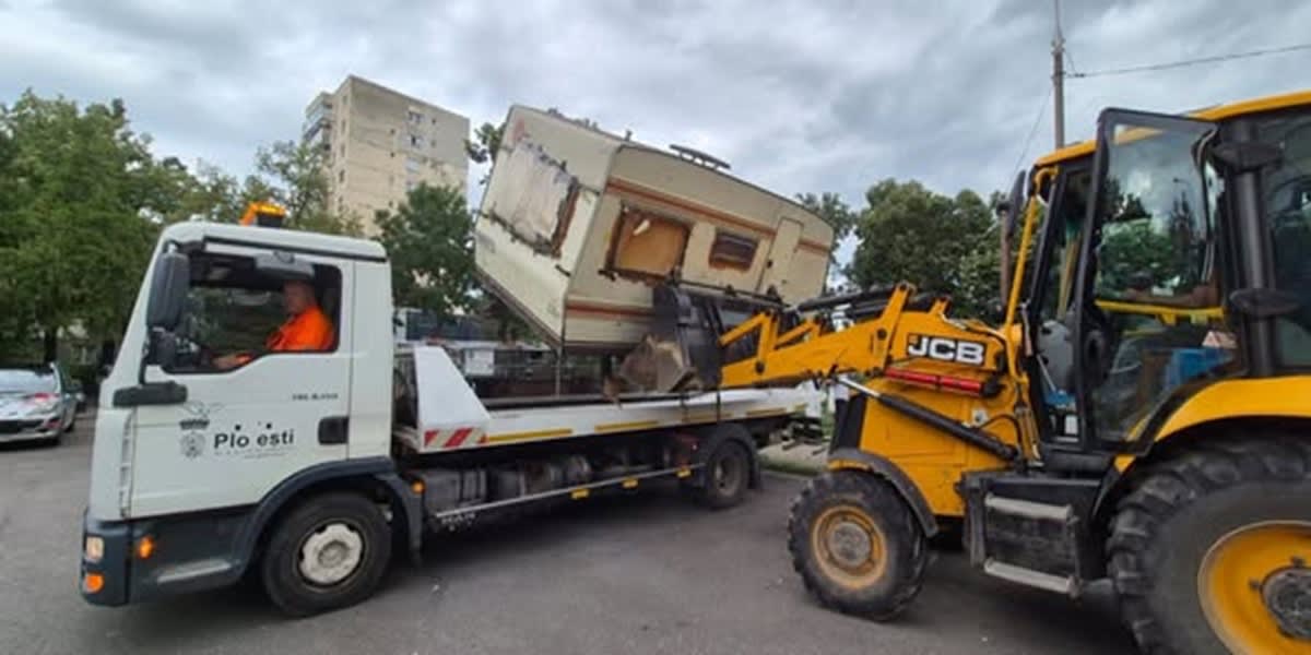 Poliție locală ridicând o rulotă abandonată în Ploiești