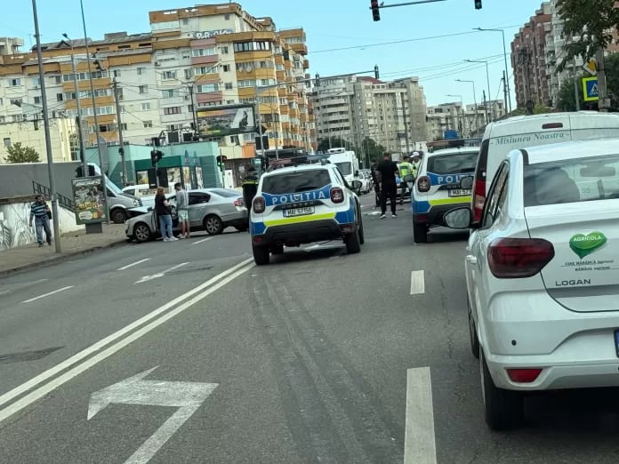 Impact între trei mașini la intersecția străzilor 9 Mai și Dumbravei din Bacău