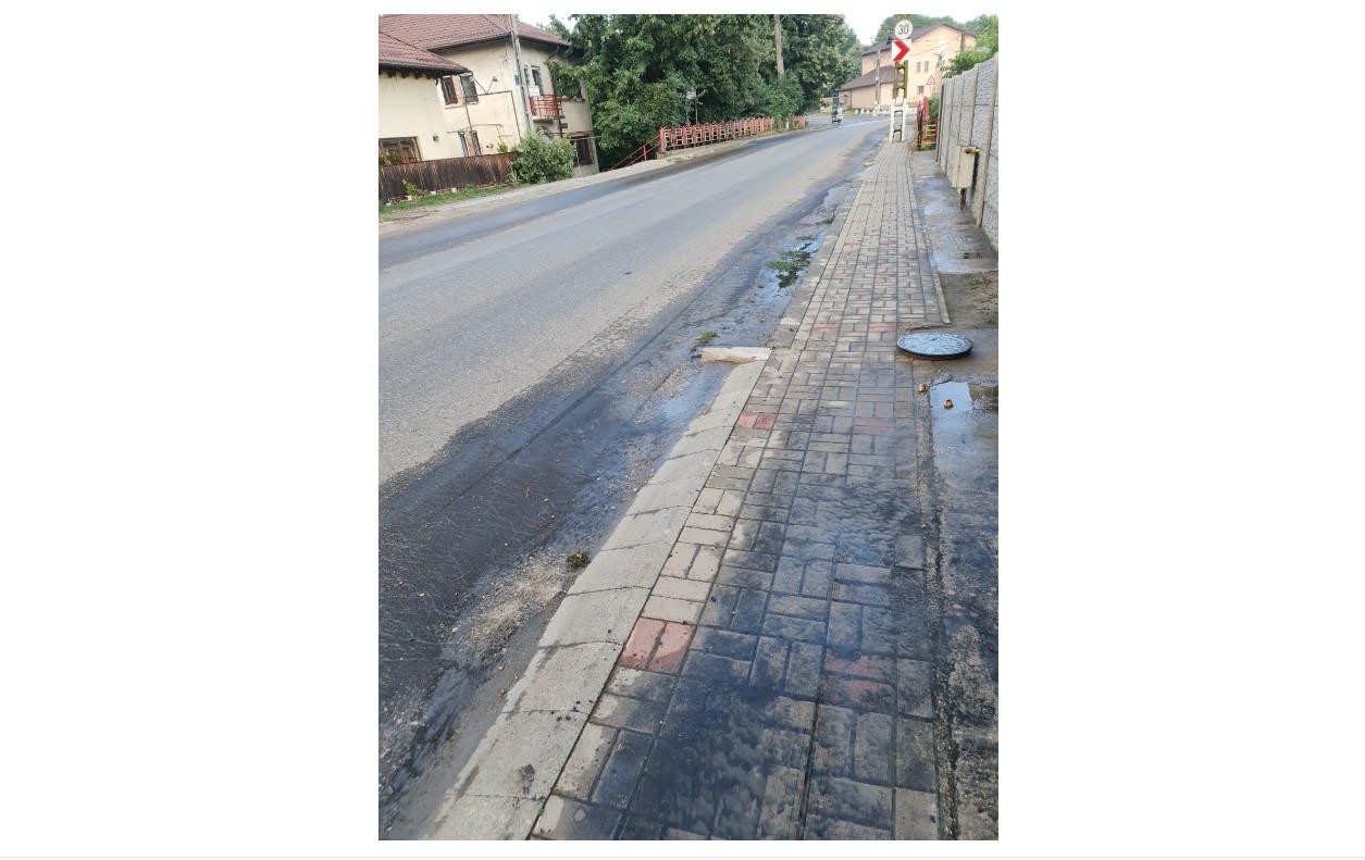 Reziduuri petroliere pe asfaltul din Băicoi după ploi