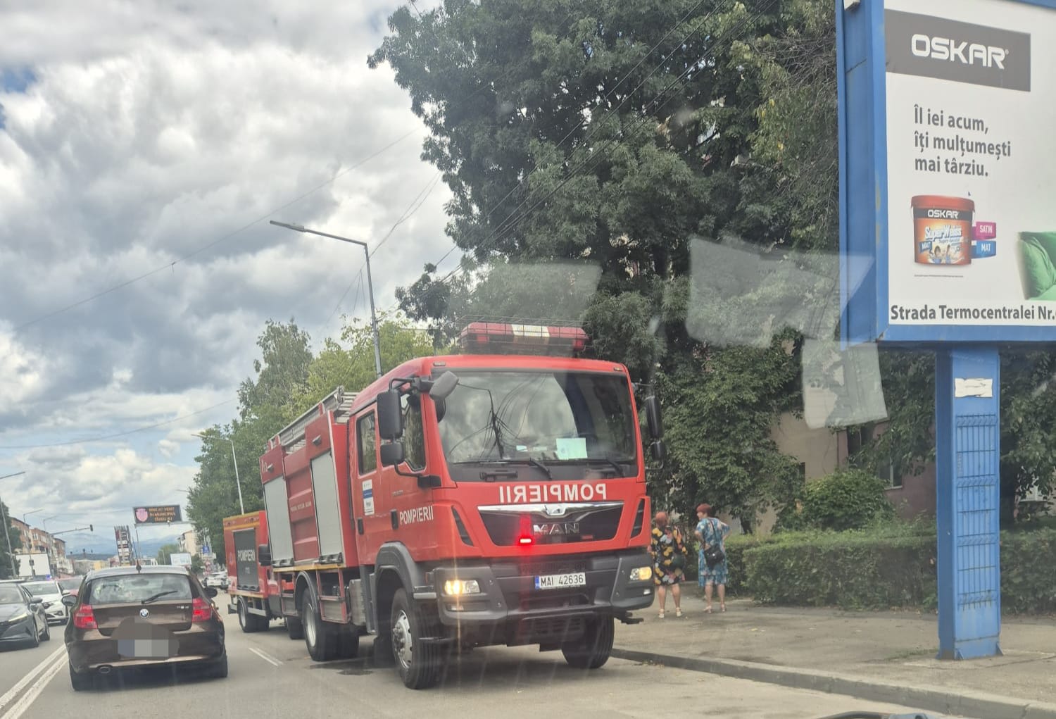 Pompieri intervenind la incendiu într-un bloc din Târgu-Jiu Pompieri intervenind la incendiu într-un bloc din Târgu-Jiu