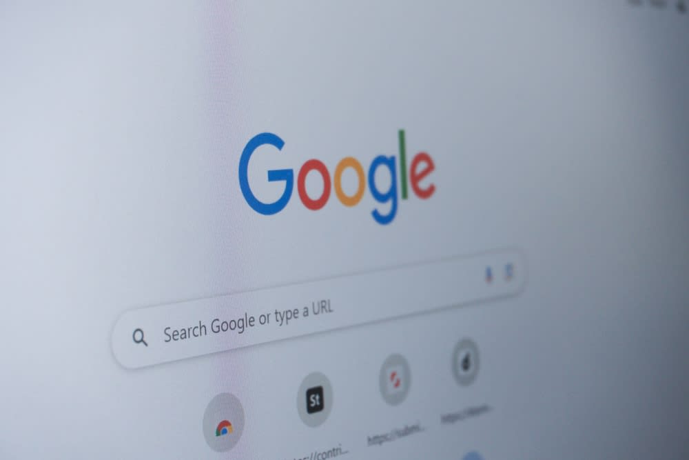 Logo Google și simboluri europene de sancțiuni financiare