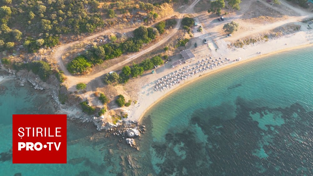 Plajă cu nisip fin și ape cristaline pe insula Ammouliani Grecia