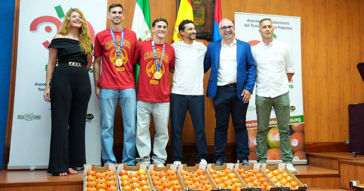 Fabian Ruiz în timpul ceremoniei de răsplată cu roșii în Sevilla