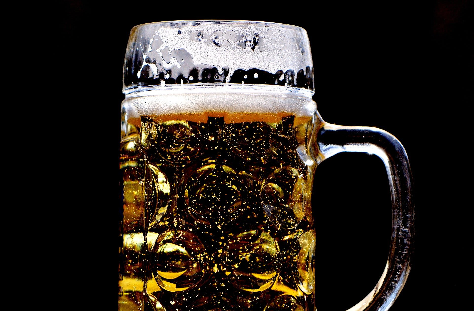 Suporteri în tribune cu pahare de plastic și bere slab alcoolizată