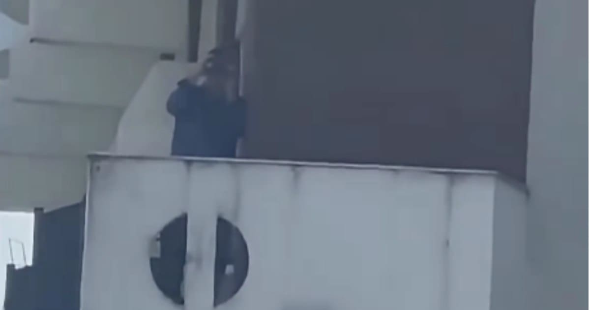 Pensionari la plajă cu binoclu