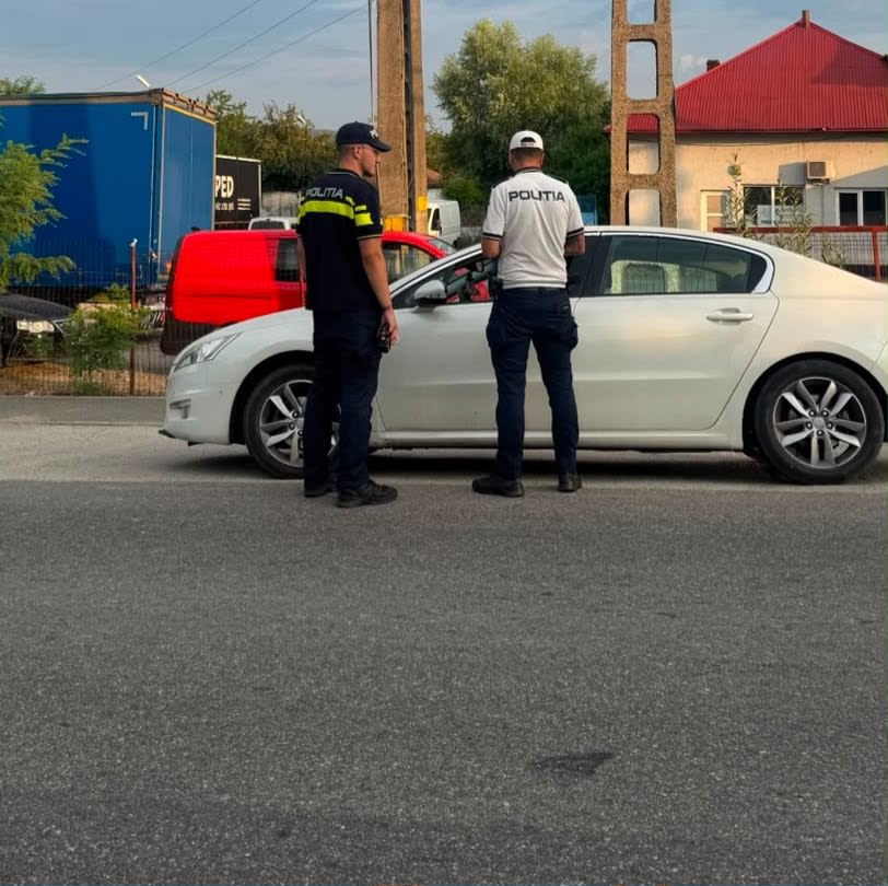 Polițiști rutieri depistând conducători auto fără permis în Vâlcea