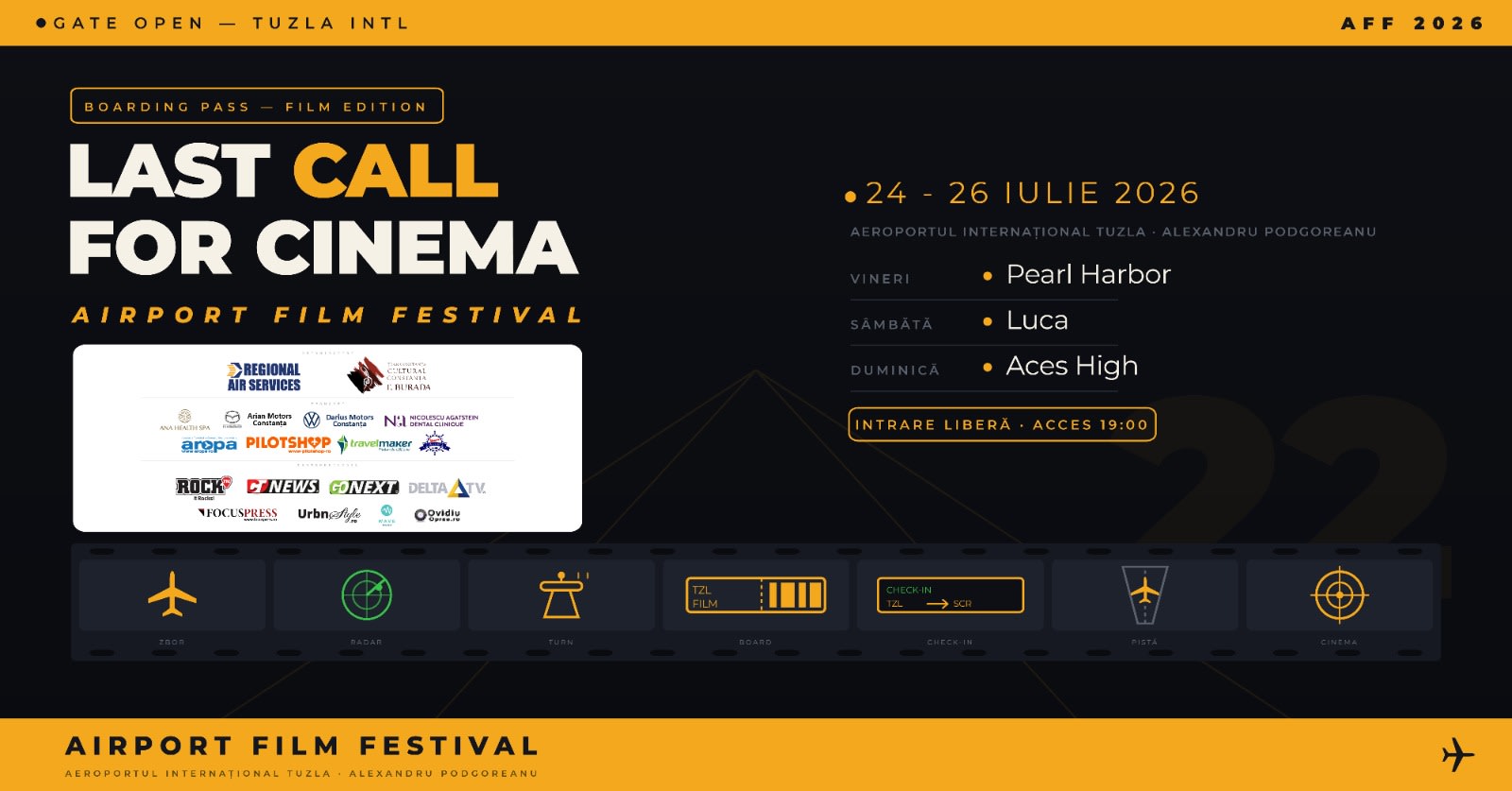 Proiecție film în aer liber pe pista Aeroportului Tuzla, cu aeronave în fundal Proiecție film în aer liber pe pista Aeroportului Tuzla, cu aeronave în fundal