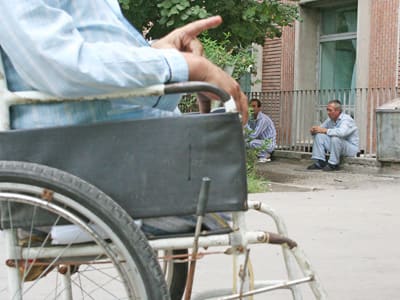 Persoană cu dizabilități primind sprijin financiar pentru locuință
