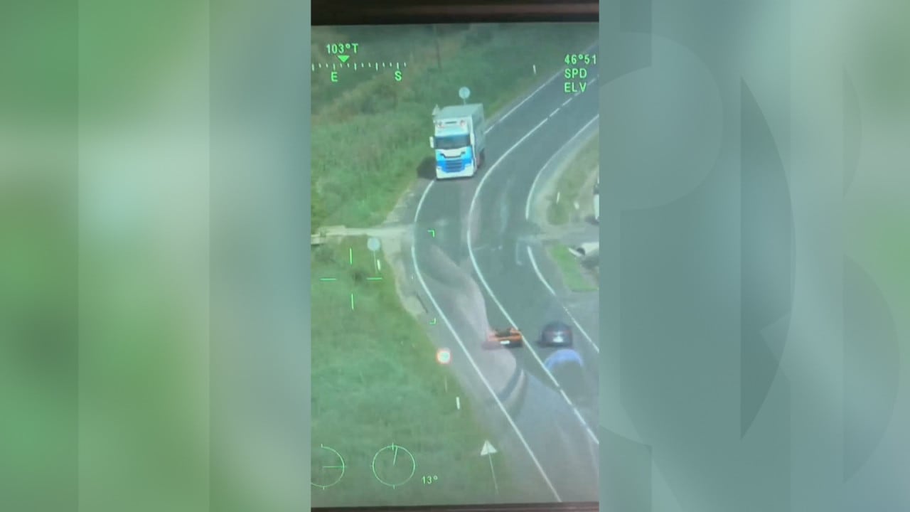 Polițiști rutieri observând manevre periculoase din elicopter