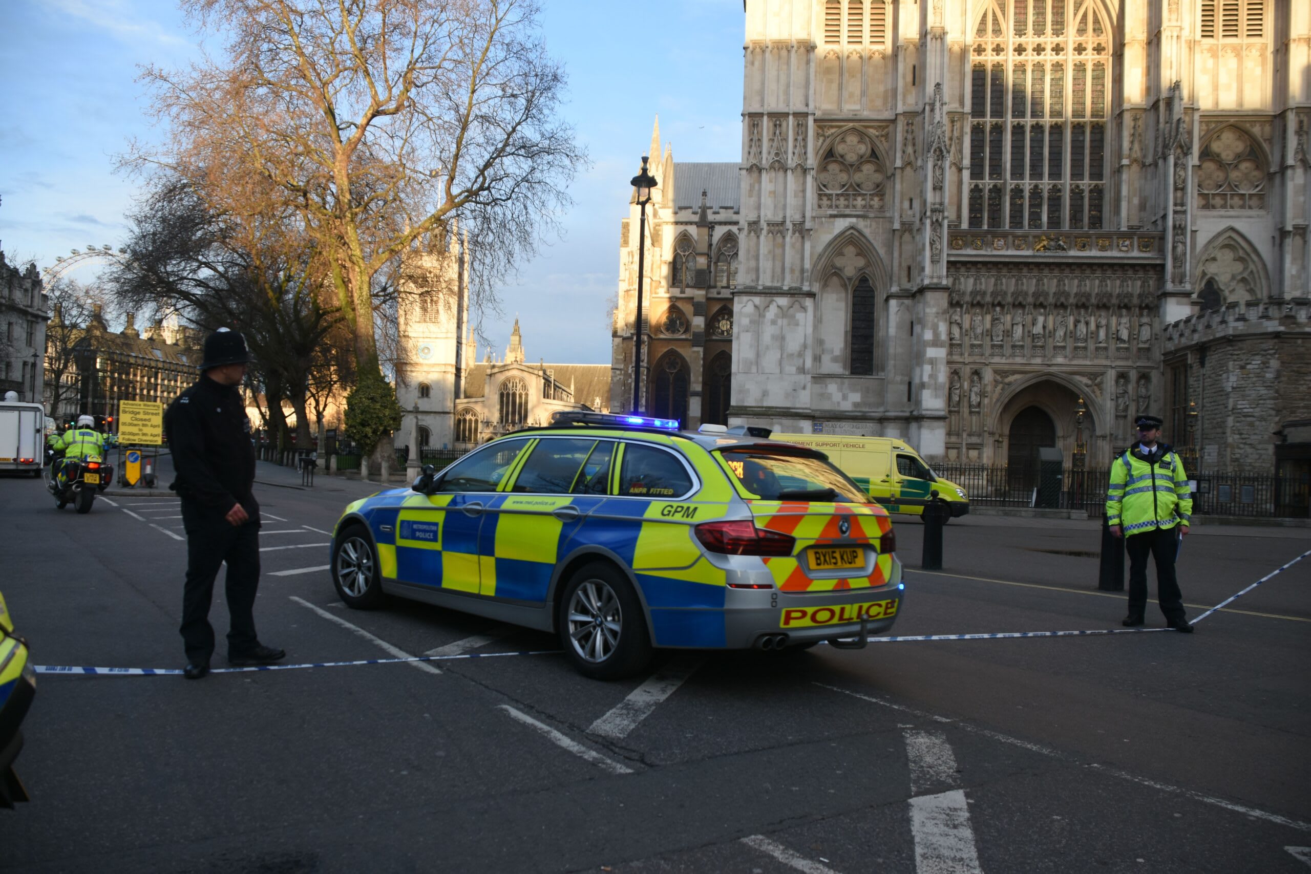 Polițist britanic în acțiune, bază militară, Manchester