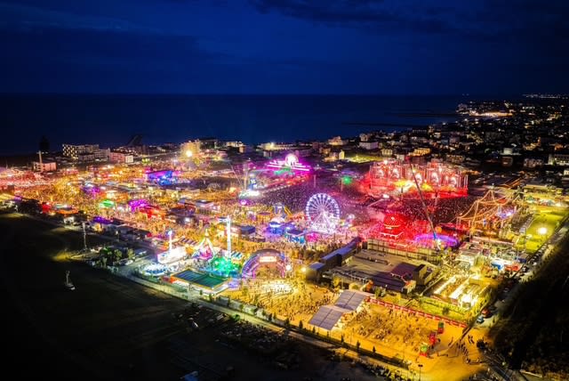Turiști pe plajă în Costinești în timpul festivalului Beach, Please!