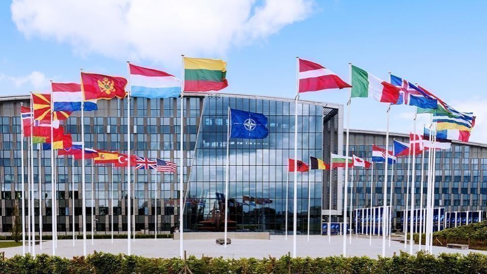 Soldați NATO în misiune, infrastructură militară modernizată, poziție strategică România