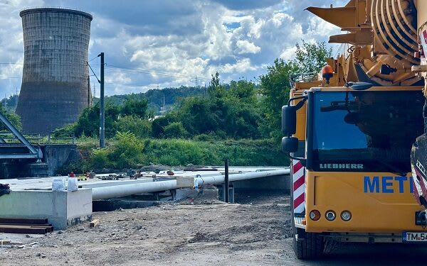 Montajul primei pasarele metalice peste râul Bârzava în Reșița