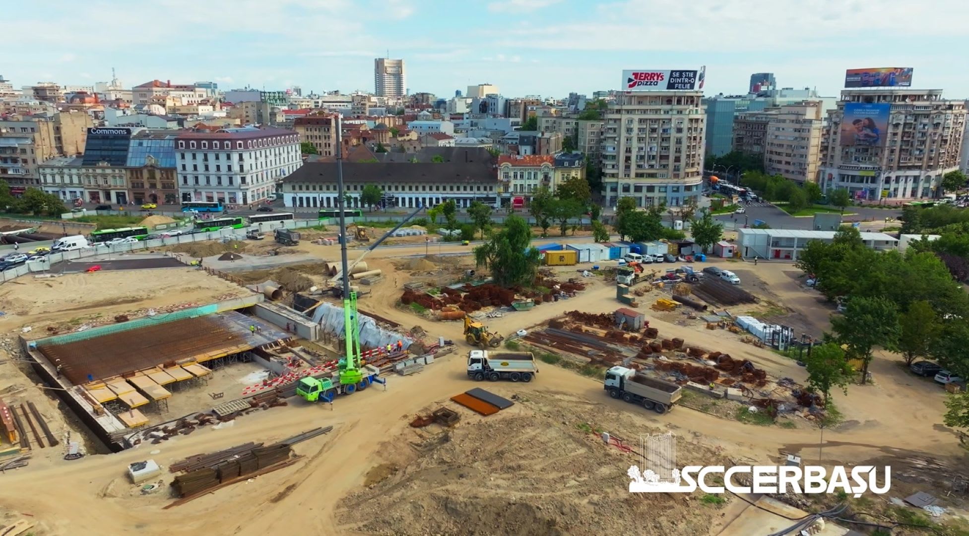 Șantier de construcții la Planșeul Unirii din București, muncitori și structuri de beton