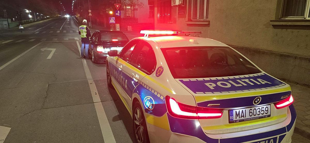 Polițiști de la Deva reținând suspectul cu mașina furată