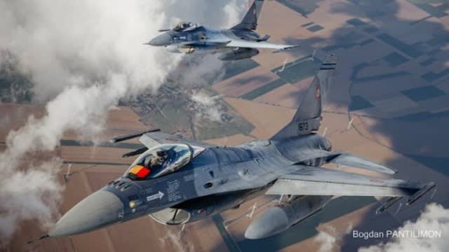 Avioane F-16 și elicopter Puma în zbor deasupra zonei Sulina, Tulcea