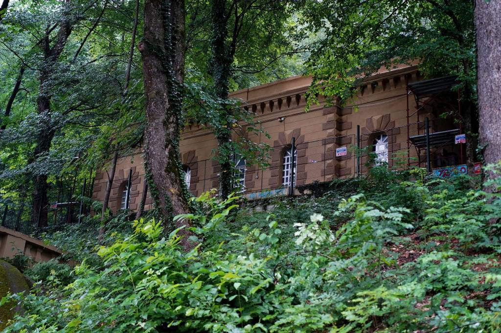 Clădire istorică deasupra Apeductului din Brașov, în timpul restaurării