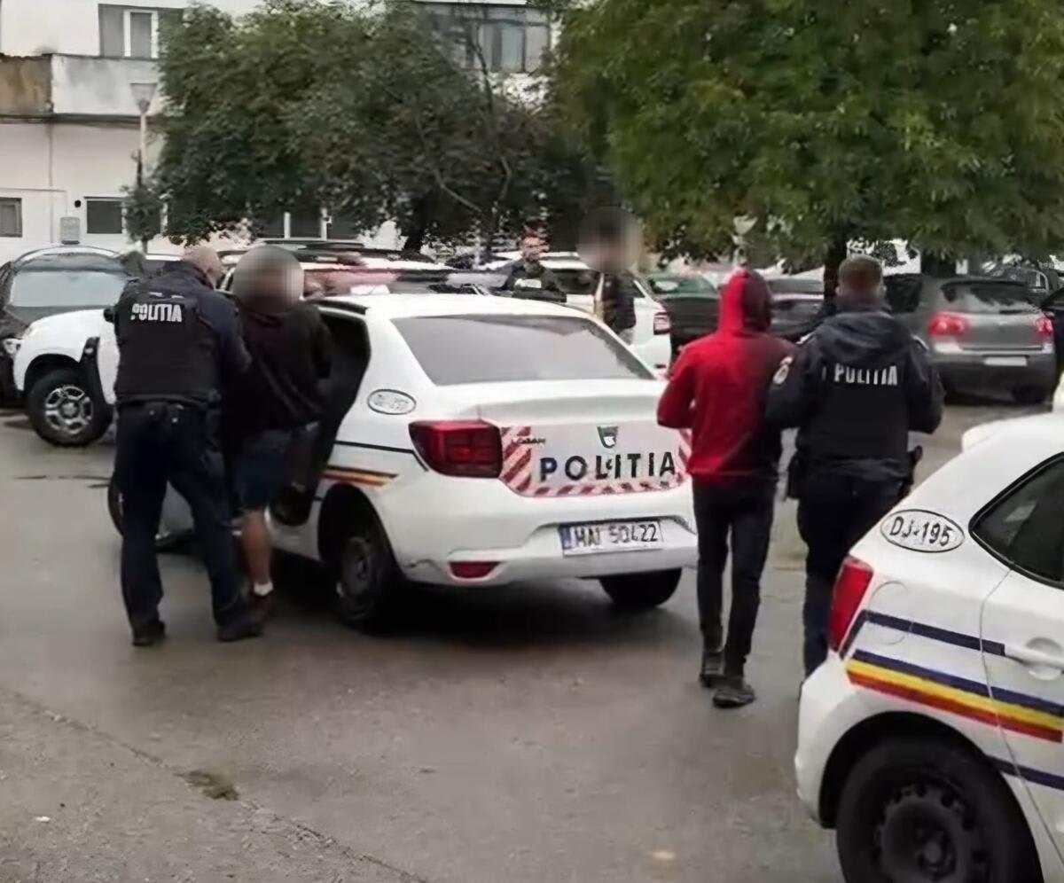 Polițiști craioveni reținând suspecti pentru furt calificat