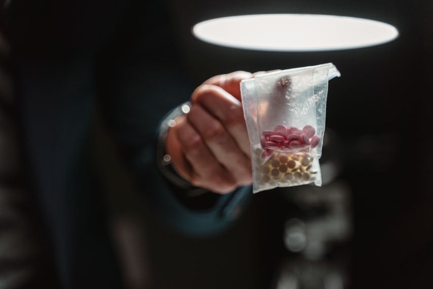 Polițiști escortând un bărbat în Penitenciarul Poarta Albă