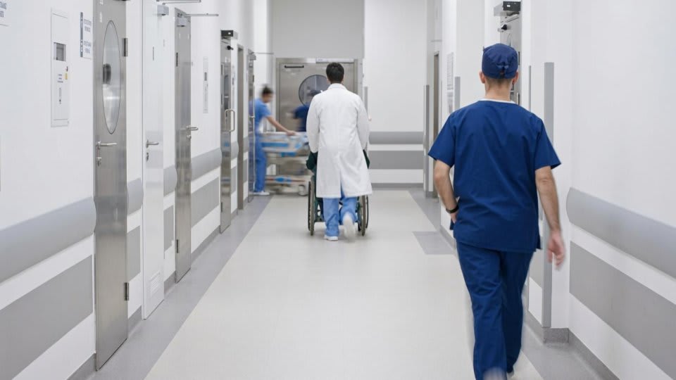 Medici și asistenți medicali în spital pediatrie București