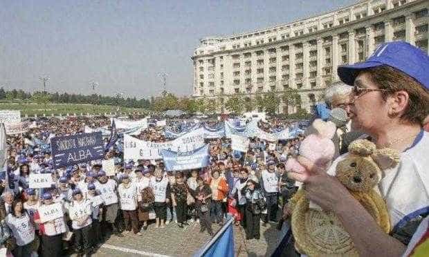Lider sindical în discuție cu documente legale
