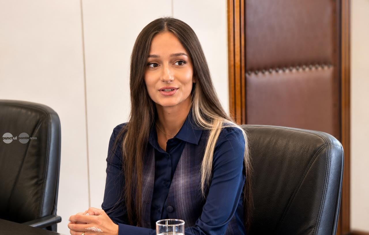 Eleva de 10 la Bac din Mureș prezentând un kit pentru testarea mierii Eleva de 10 la Bac din Mureș prezentând un kit pentru testarea mierii